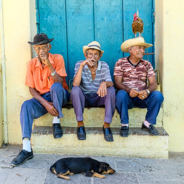 091_Cuba,Trinidad_old_men+rooster+dog-2766-DJedit_2k_SShow.jpg