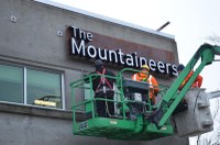 Mounting the sign