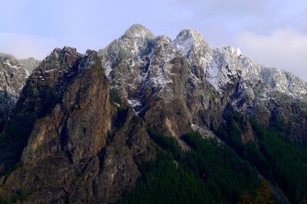 Beautiful light on Mt Si with a dusting of snow. Photo by Monty VanderBilt.jpg
