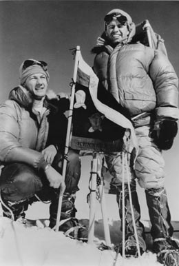Whittaker-Jim-And-BobbyKennedy-Summit-MtKennedy-Mar1965.jpg