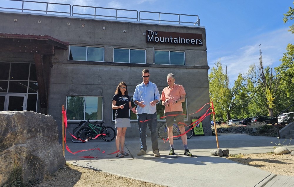 Mountaineers Volunteers Install New Path at Seattle Program Center